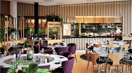 dinner-restaurant-kitchen-table-clarion-hotel-sign